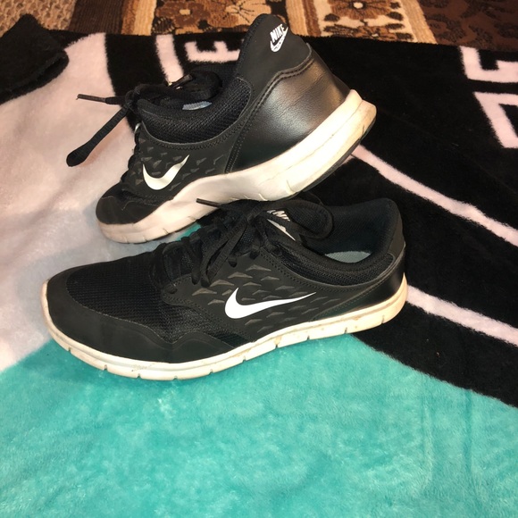 Nike gym shoes - Picture 3 of 4
